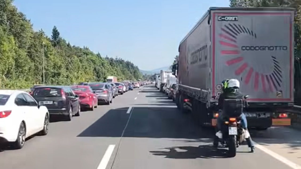 Padec motorista je ohromil primorsko avtocesto pri Uncu, vozniki vzpostavili odličen reševalni pas in rešili življenje