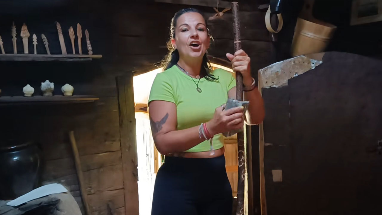 Španka obiskala muzej na Veliki planini, kjer je s pastirsko palico in kamnom zapela špansko pastirsko pesem