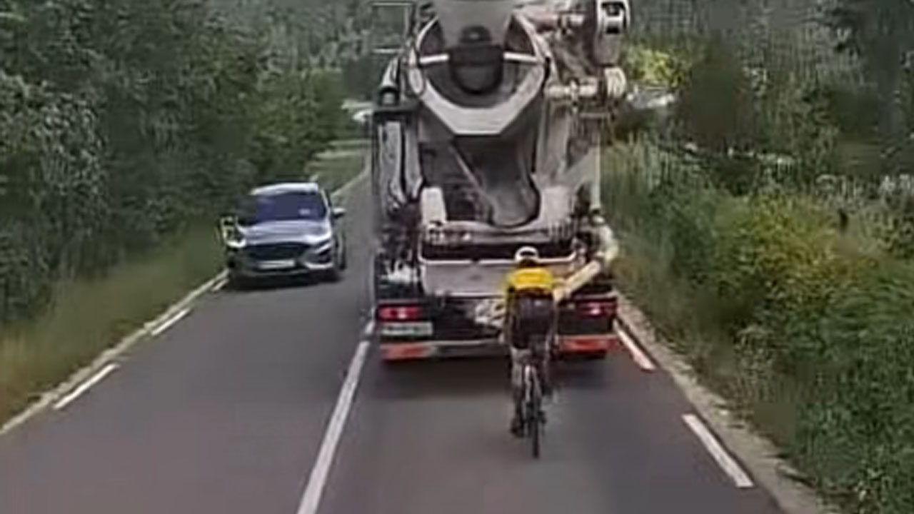 Štajerski kolesar razjezil Slovenec, v naselju Spodnja Rečica pri Laškem je vozil tik za tovornjakom hruško