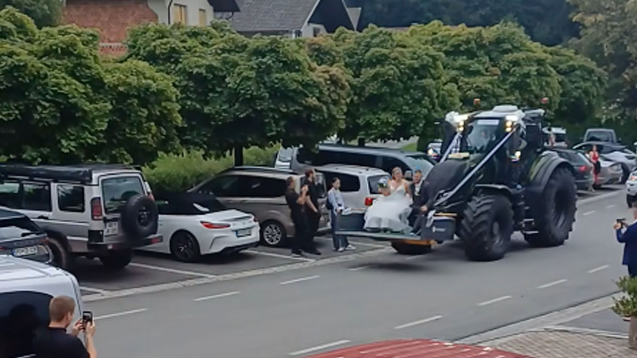 Mladoporočenca navdušila Slovenijo, na poroko sta se pripeljala s traktorjem