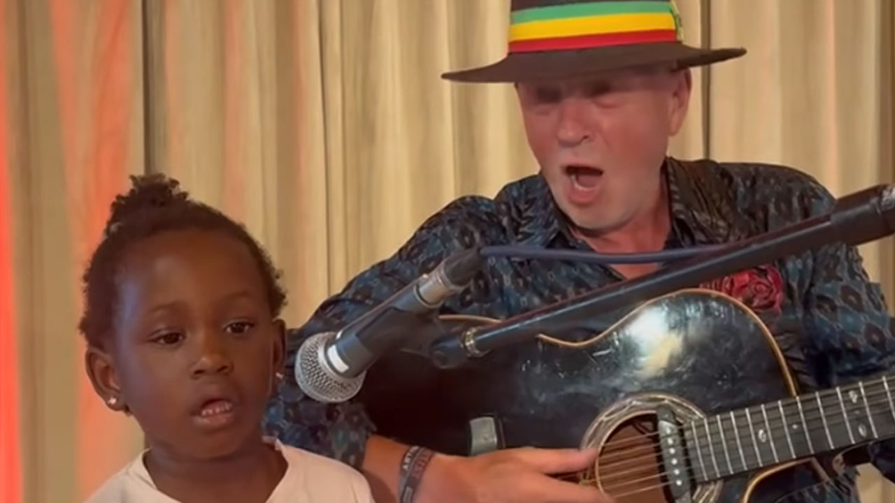 Vlado Kreslin slovensko ljudsko pesem zapel s temnopolto deklico Milo