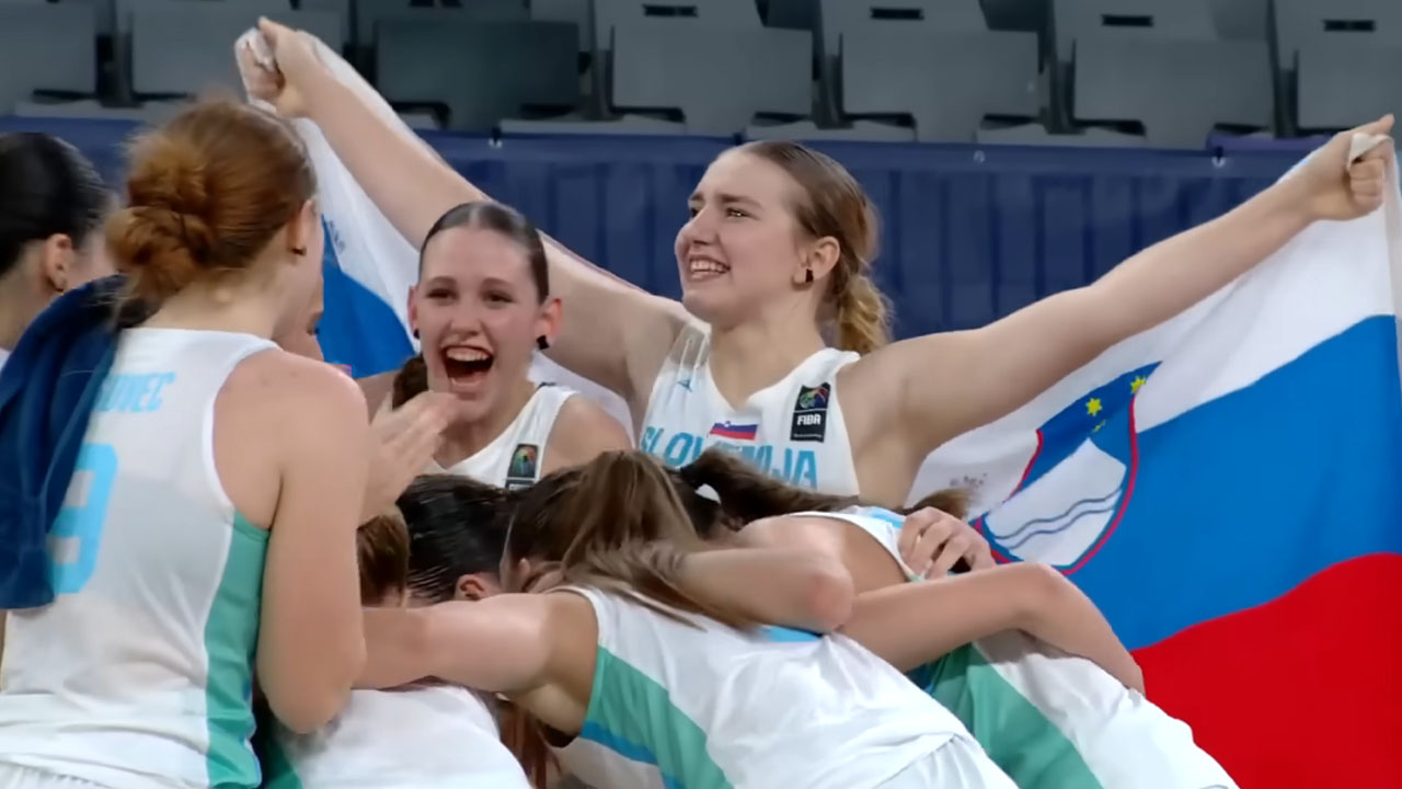 Ženska slovenska košarkarska reprezentanca U16 z zgodovinsko uvrstitvijo v finale evropskega prvenstva 2025