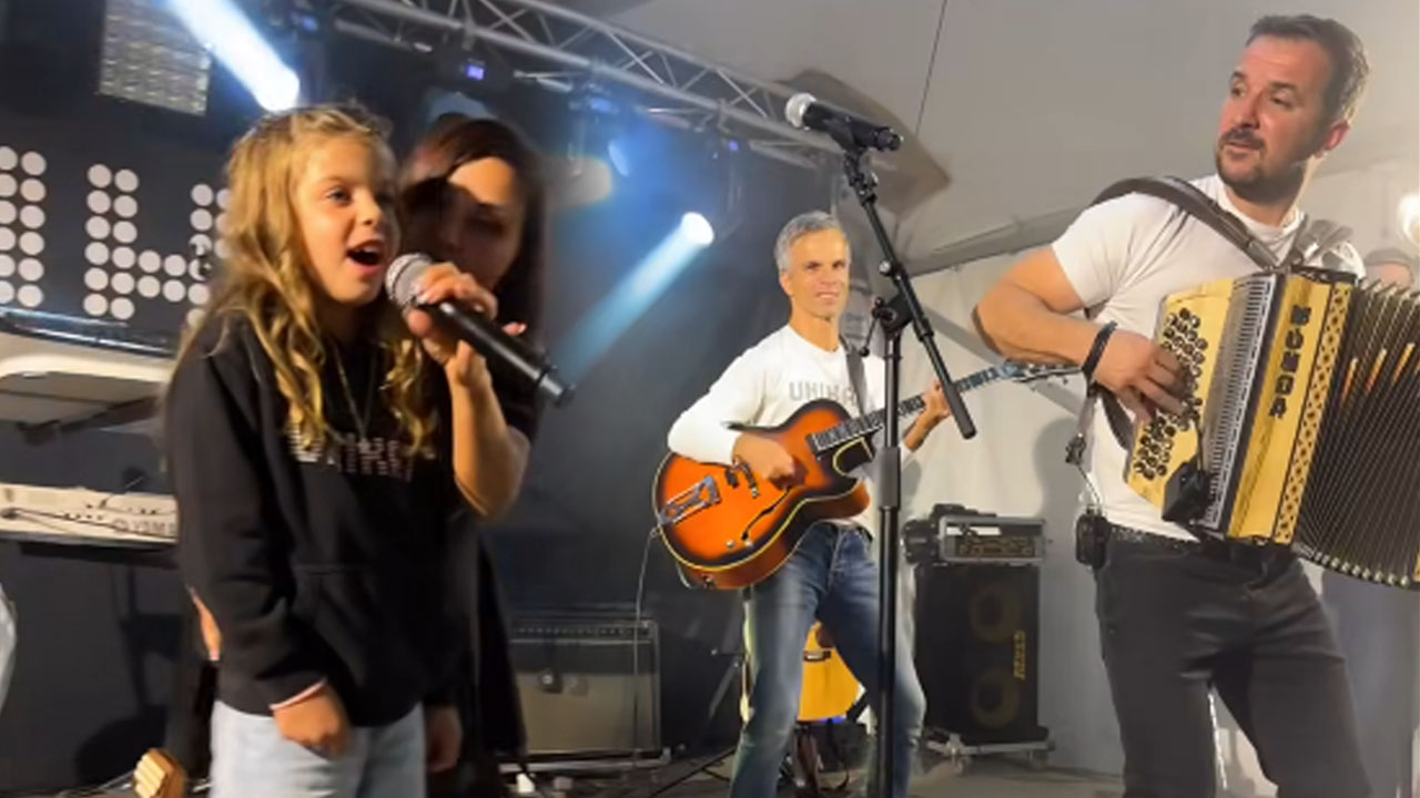 7-letna Tinkara, hčerka Davorja Pušnika iz Ansambla Unikat, je na veselici zapela pesem Ne cukaj me za kitki