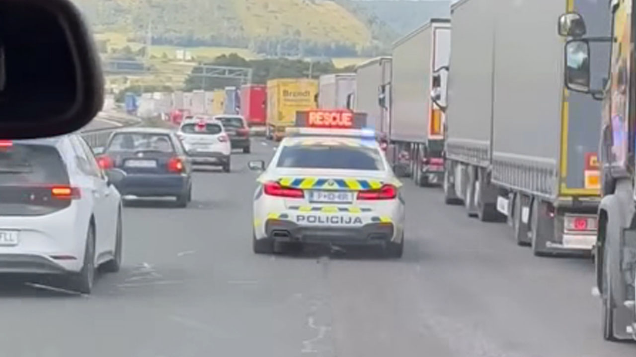 Policisti so v zastoju na slovenski avtocesti na pomoč priskočili reševalcem iz Postojne