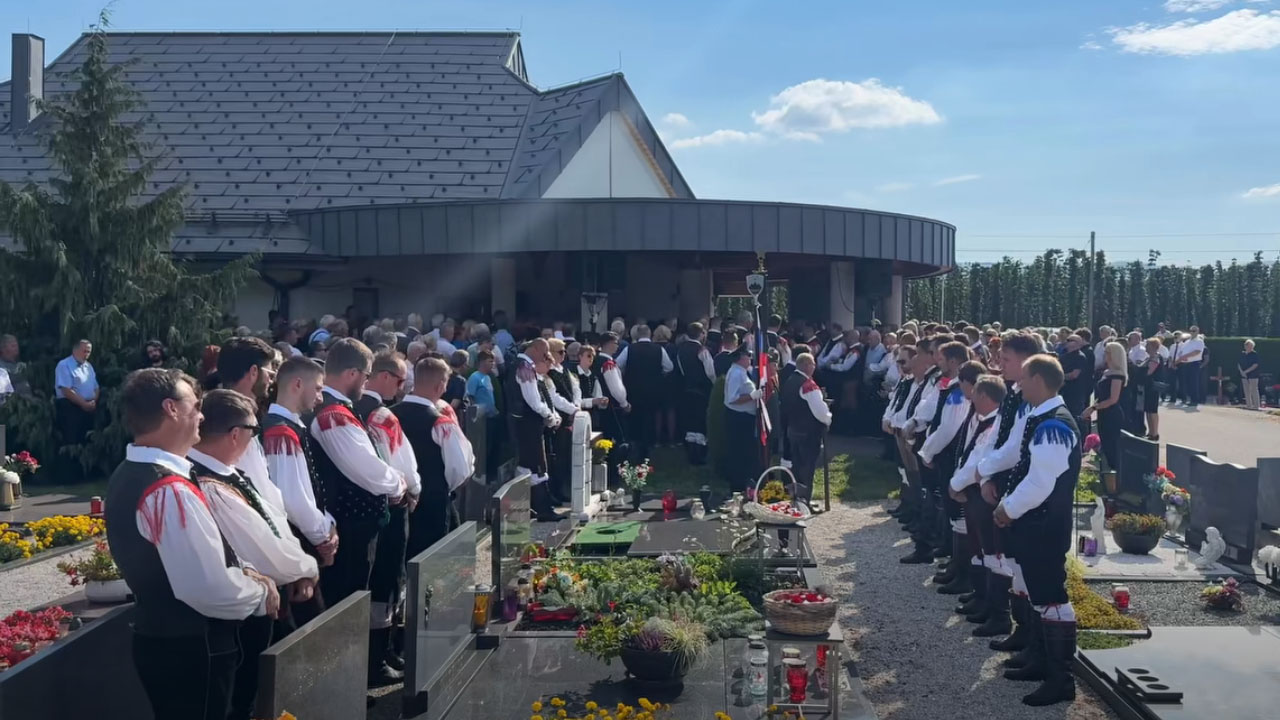 Ganljivo slovo na pogrebu Franca Šegovca, prepevali so njegovo uspešnico Kam le čas beži