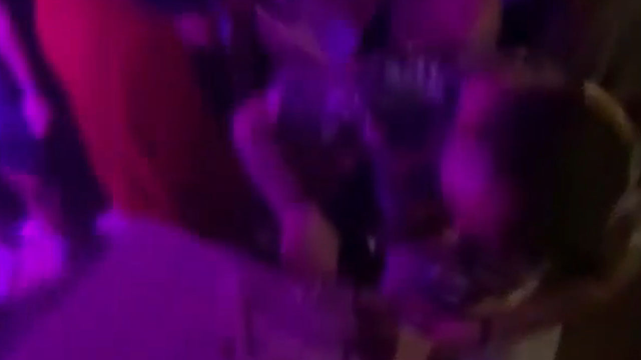 V lokalu v Ljubljani posneli moškega, ki je v pijačo deklet vsul bel prašek