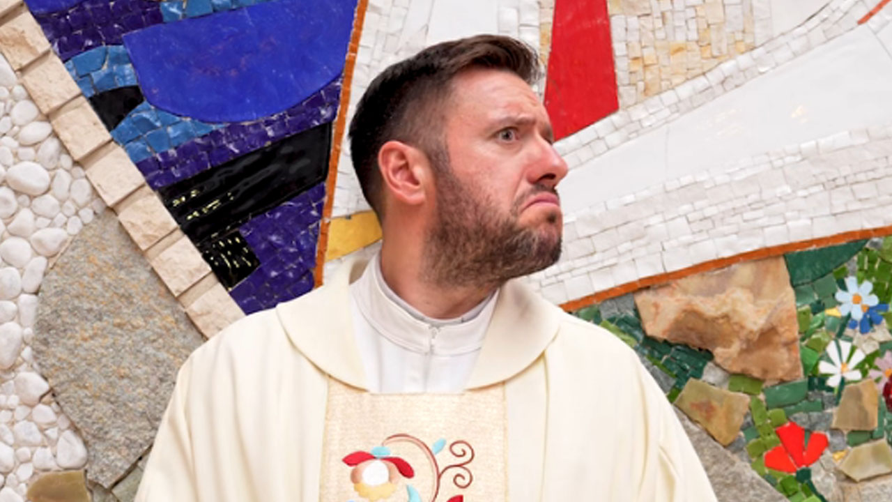 Martin Golob nasmejal s posnetkom, ko je pokazal, kako župniki sedijo med mašo