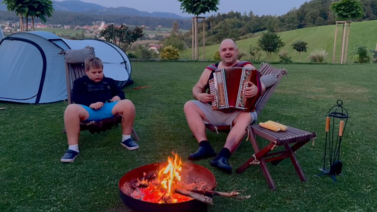 Rok Švab z družino preživel piknik, ob sinu Stašu in hčerki Nejli na harmoniko zaigral pesem Lojzeta Slaka