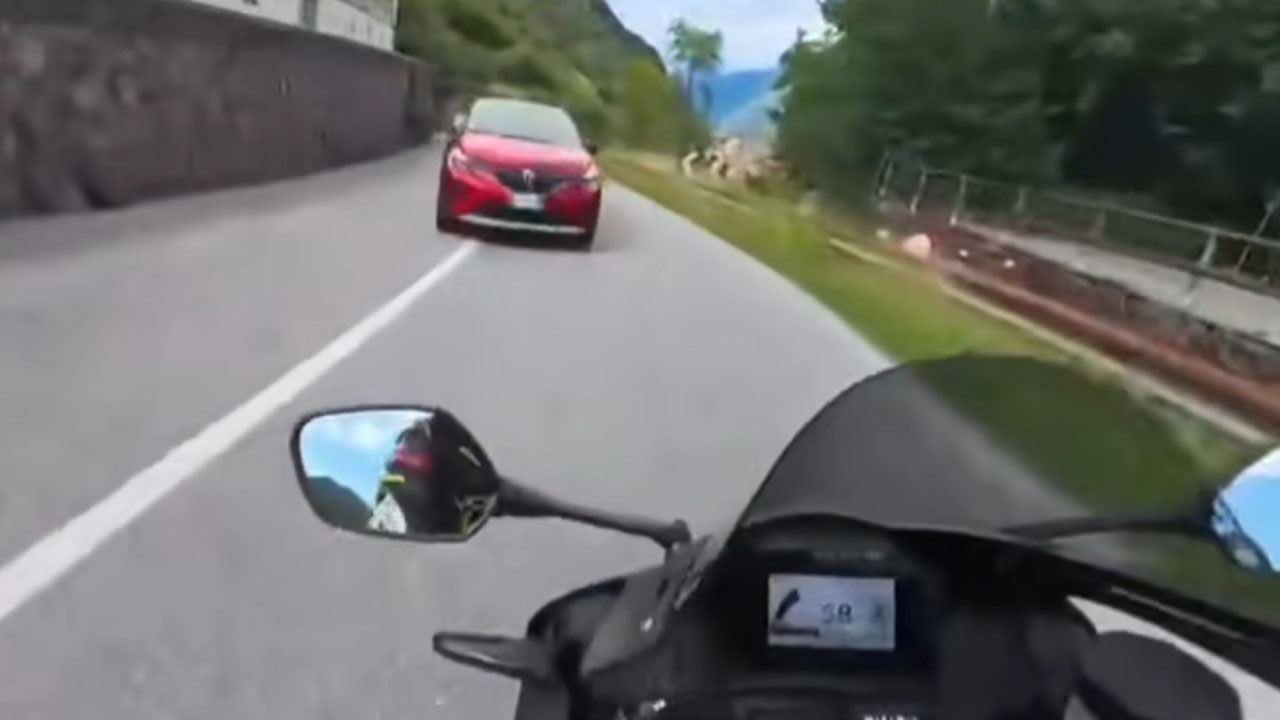 Motorist iz Italije posnel nesrečo, ko je zaradi uporabe mobilnega telefona med vožnjo vanj trčil voznik