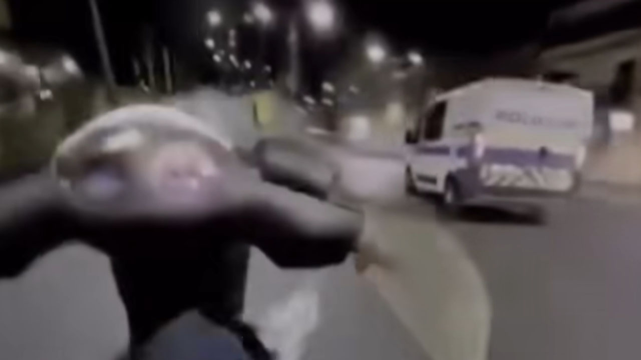 Predrznost mladeniča na skuterju v Kopru, divjal pred policisti in jih izzival