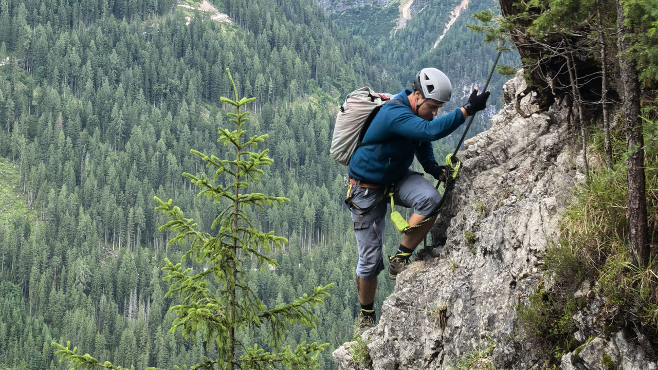 Planinci so med vzponom na Triglav naleteli na dve kači kobranki, ki sta se nahajali ob planinski poti