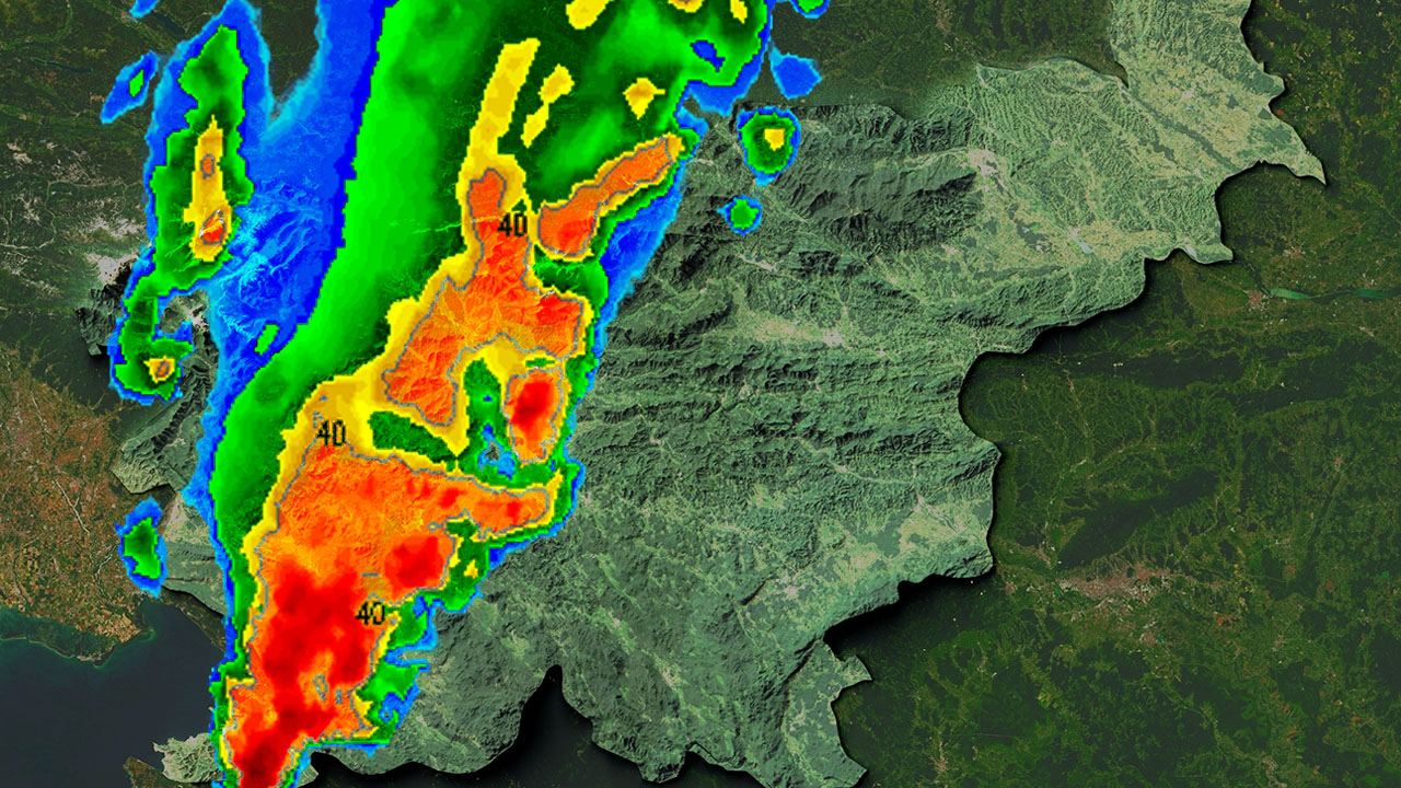 Arso je za petek izdal oranžni alarm pred padavinami, animacija prikazuje, kako bo dež zajel zahodno Slovenijo in slovensko Istro