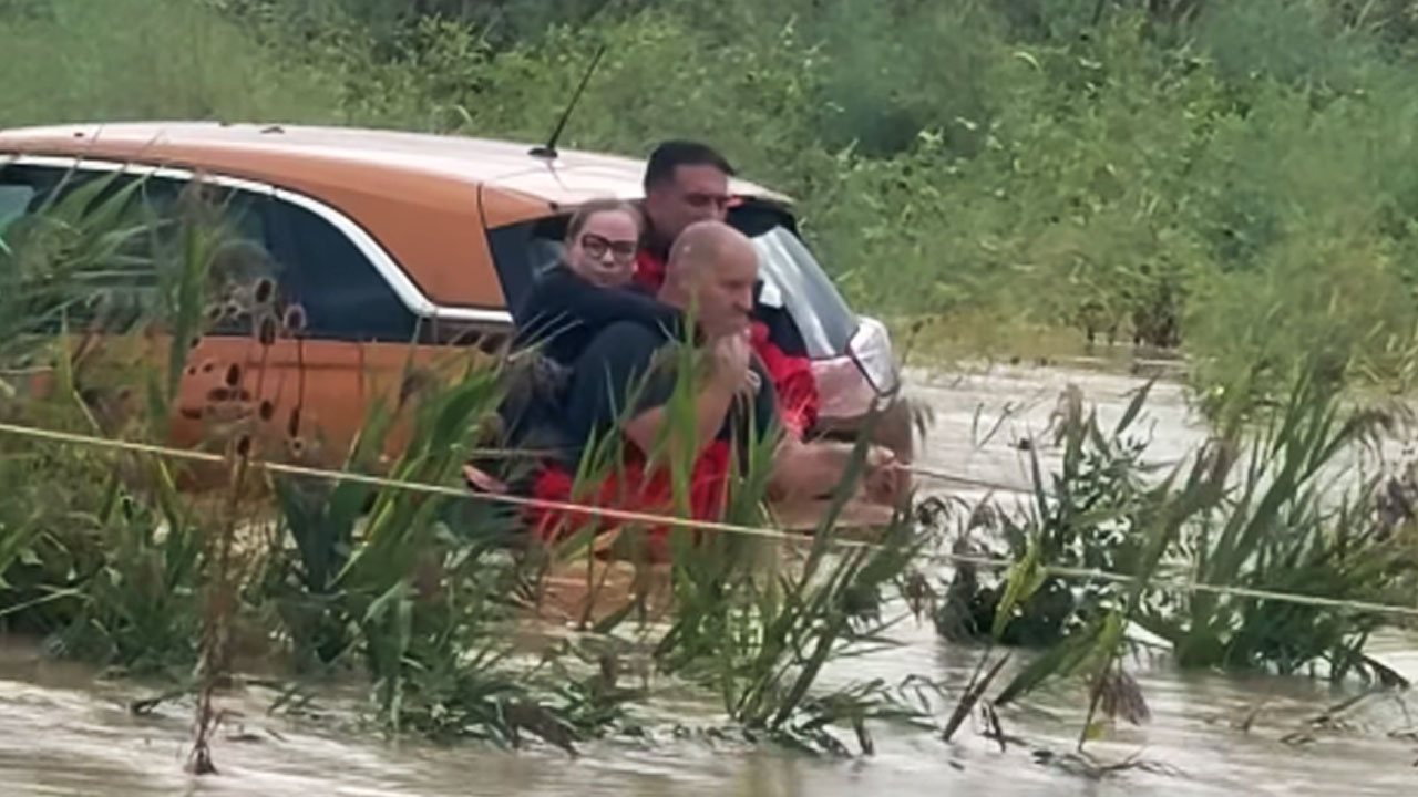 Junaški gasilec iz Pirana zapustil svojo hišo, ki jo je poplavljalo, da bi lahko rešil ujeto voznico v reki Dragonji