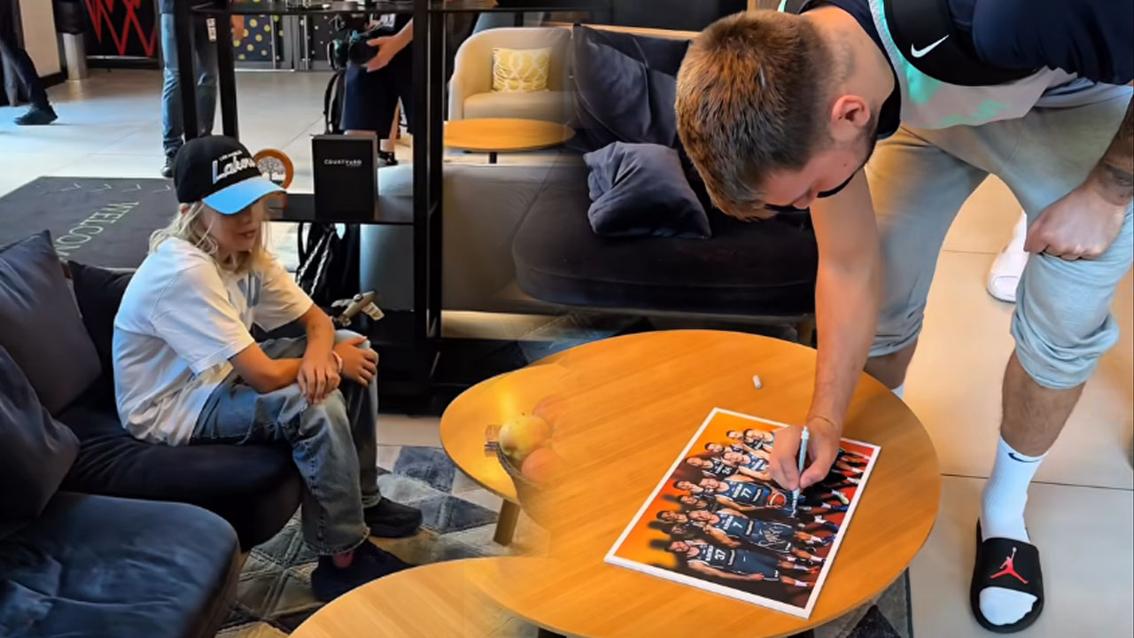 Slovenski košarkarji ganili 11-letnega dečka iz Poljske, ki so mu ukradli fotografijo z zbranimi podpisi