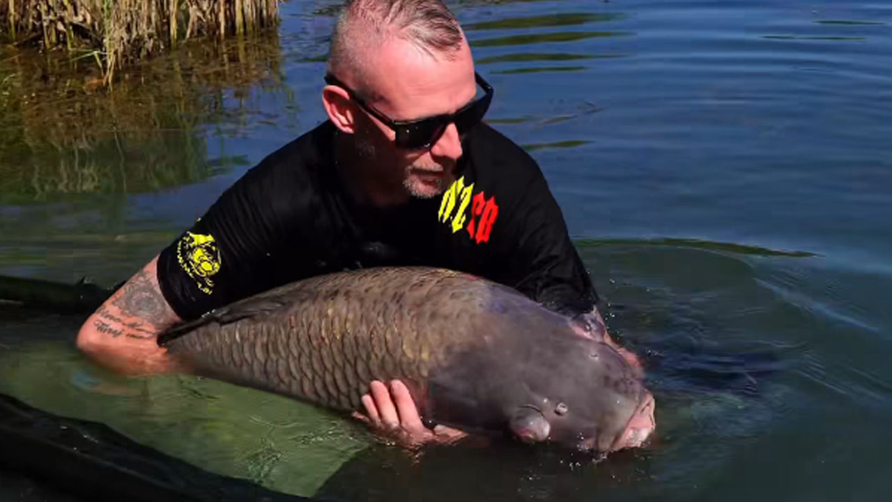 Slovenski ribič Denis Klujber na Madžarskem ujel krapa, ki je tehtal več kot 28 kilogramov