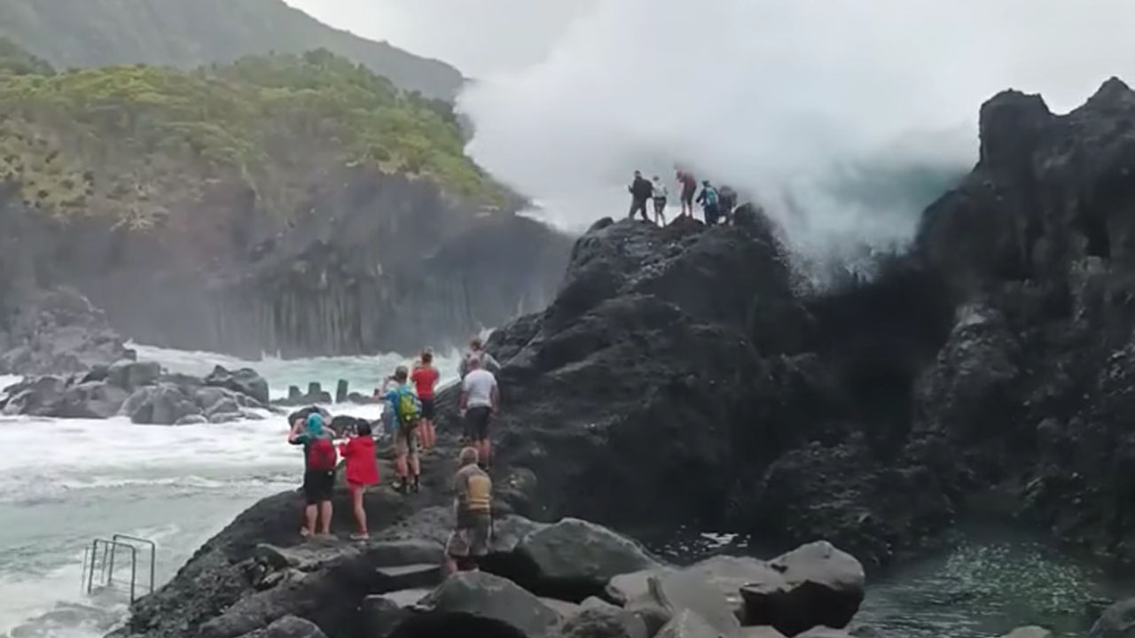 Visok val na Azorih je štiri Slovence v Atlantski ocean odnesel z desetmetrske pečine