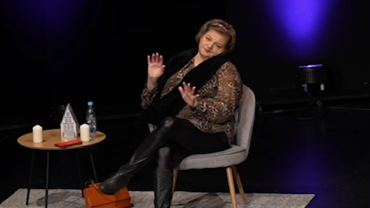 Desa Muck med predstavo nasmejala Slovence, ko je zaupala svojo prigodo