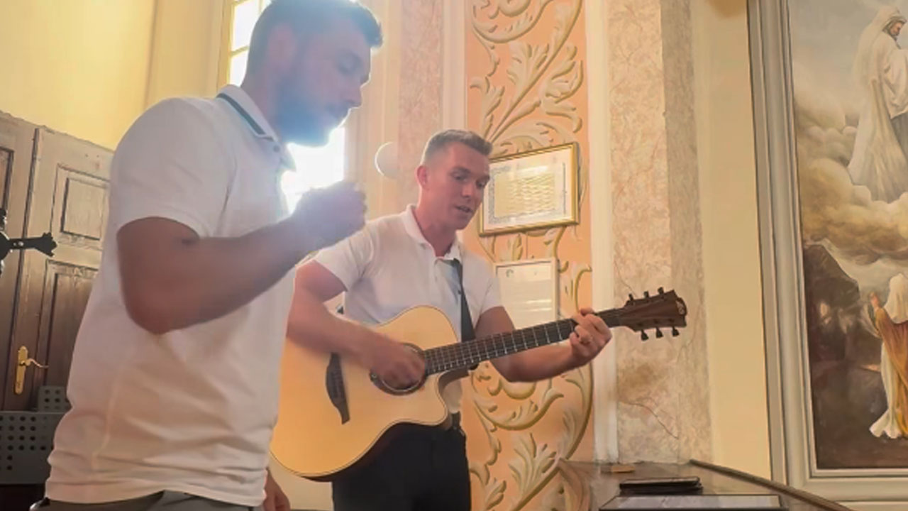 Domen Kljun s prijatelji zapel na eni od porok na Gorenjskem