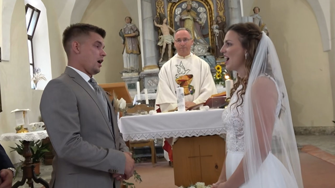 Slovenski ženin in nevesta med poroko v cerkvi zapela slovensko uspešnico