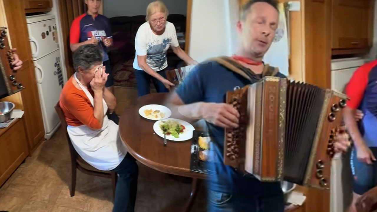 V Pivki so doma obiskali gospodinji, ob zvoku harmonike in kitare so zanju zapeli cerkveno pesem