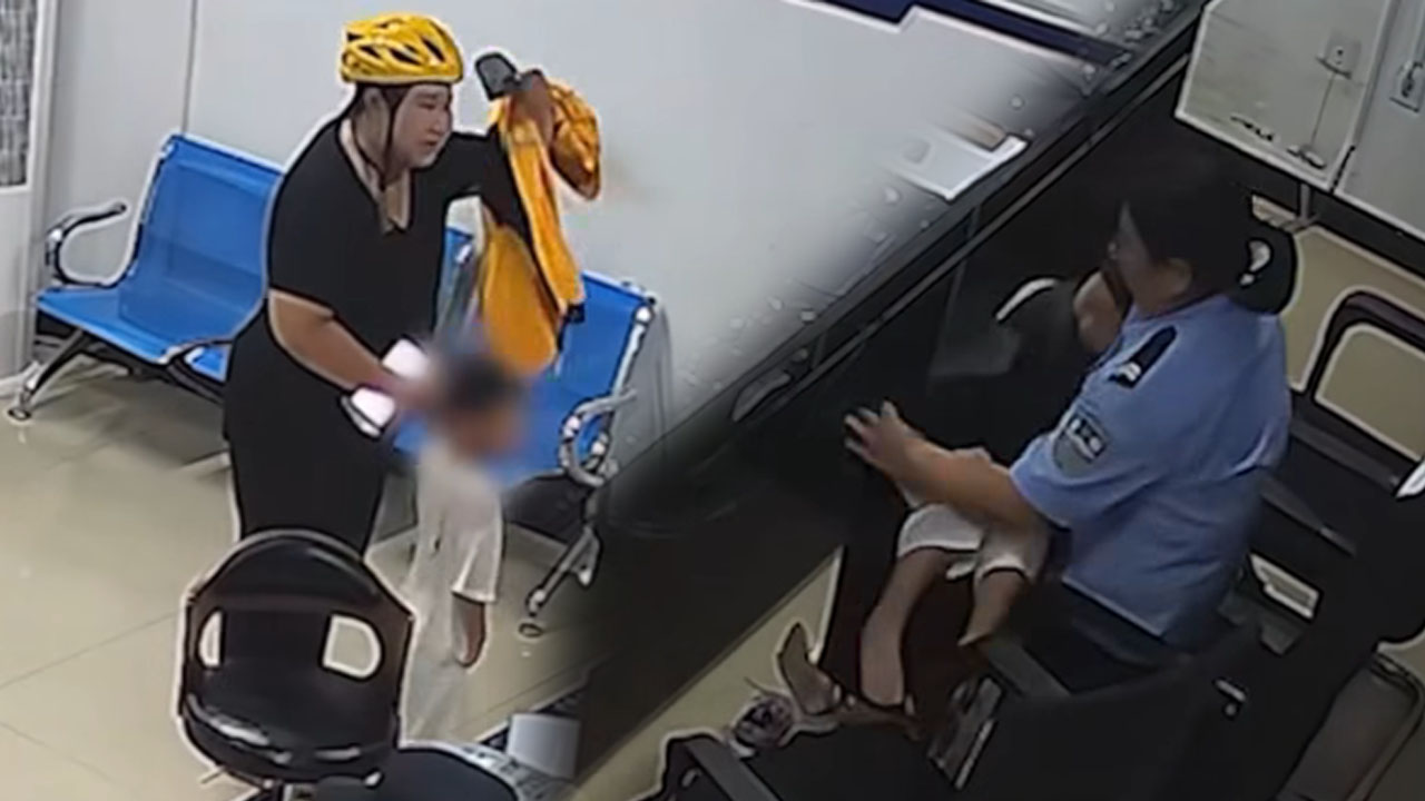 Kitajski policisti so med nevihto poskrbeli za otroka dostavljalke in ganili svet