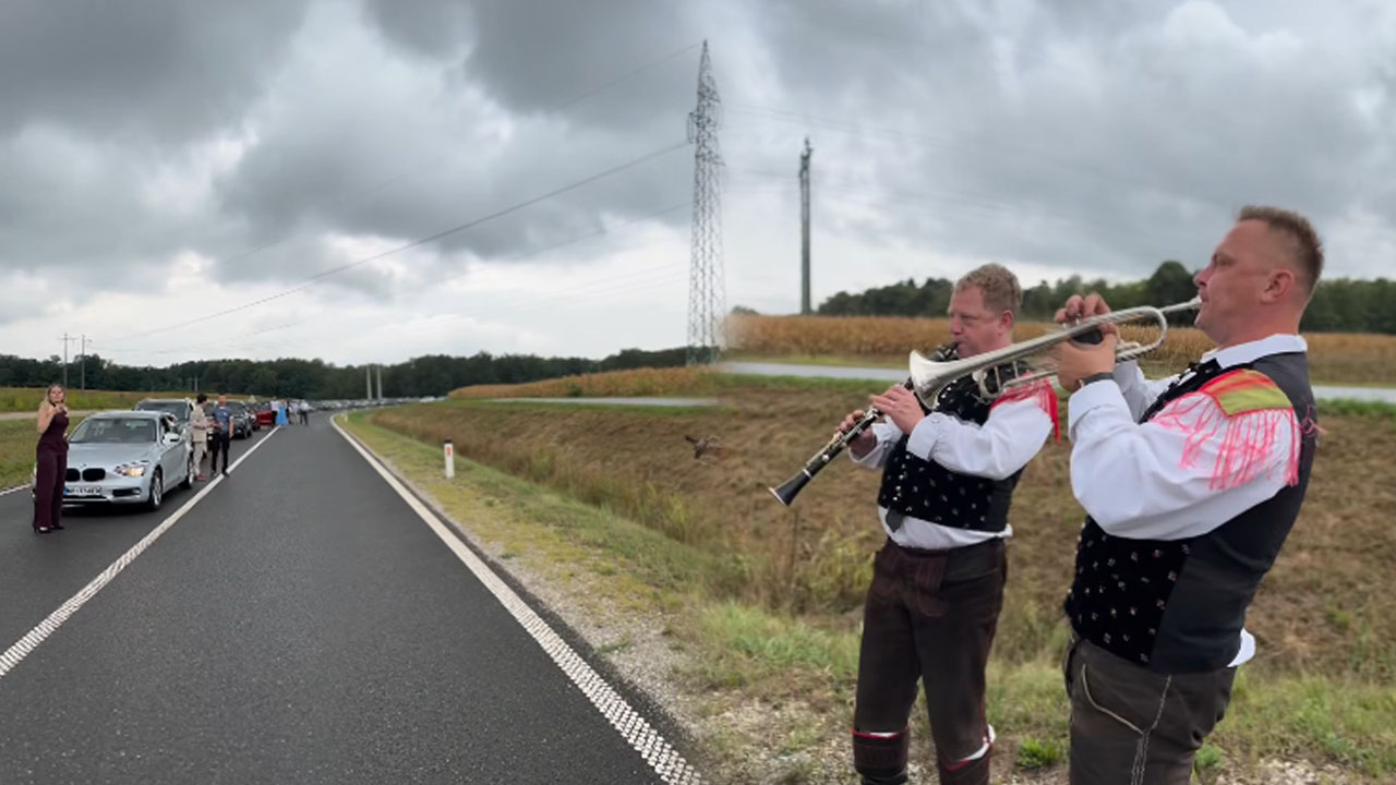 Srčni muzikanti so med čakanjem v koloni zaigrali na harmoniko in trobente