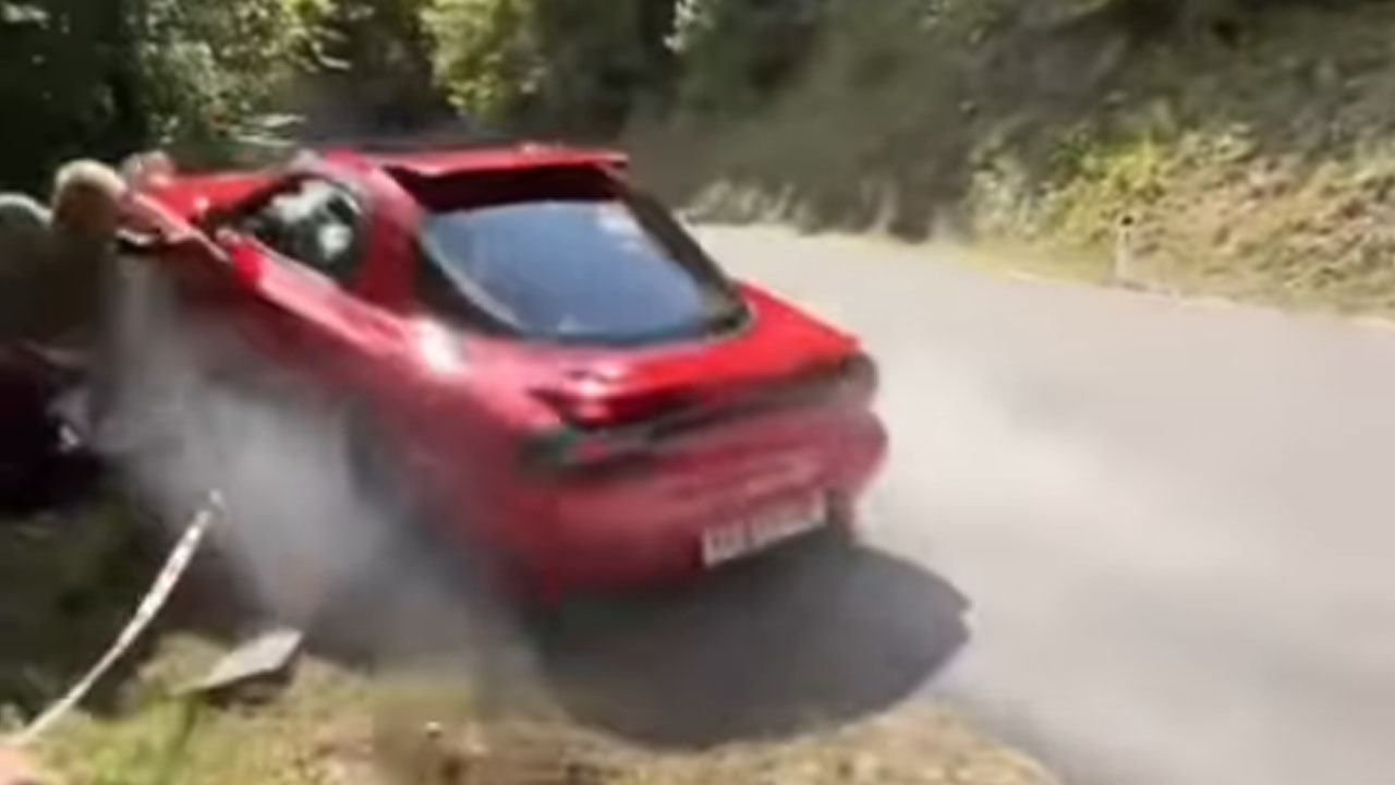 Voznik je na gorsko hitrostni preizkušnji Hrušica Hillclimb 2025 zapeljal s ceste, pri tem pa trčil v tri gledalce ob progi