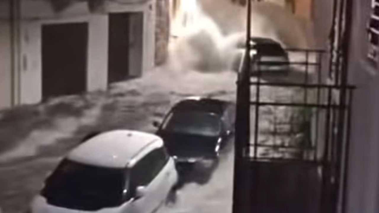 Ponoči je Sicilijo zajelo močno deževje, ki je ulice spremenilo v deroče hudournike