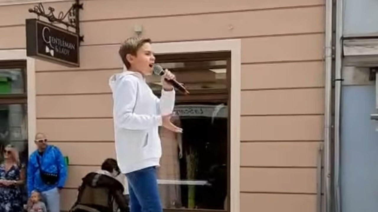 11-letni Maj Vrečar je na ulici v Celju zapel slovensko uspešnico Solinar