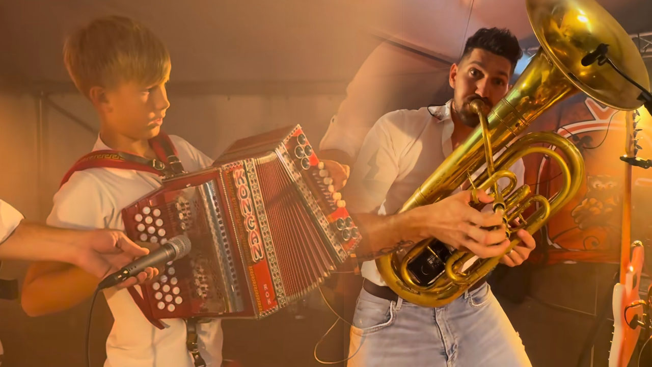 10-letni Rok je na koncertu Čukov v Apačah zaigral na harmoniko