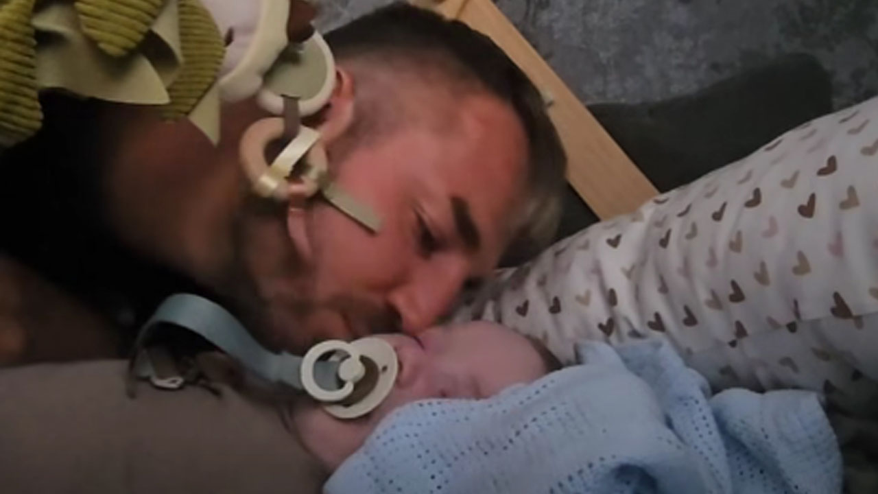 Dejan Dogaja za 4-mesečnega sina Leva zapel uspavanko