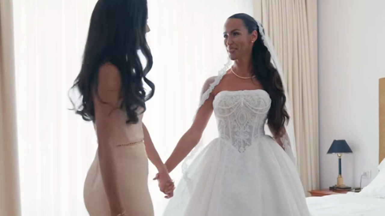 Tina Gaber pokazala svojo sestro Uršo Gaber, ki je bila na poroki njena poročna priča