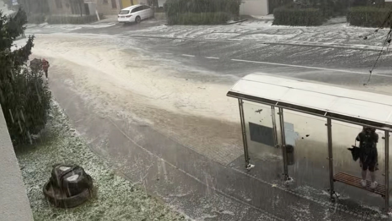 Med neurjem v Novem mestu je šofer avtobusa pomagal trem premočenim deklicam