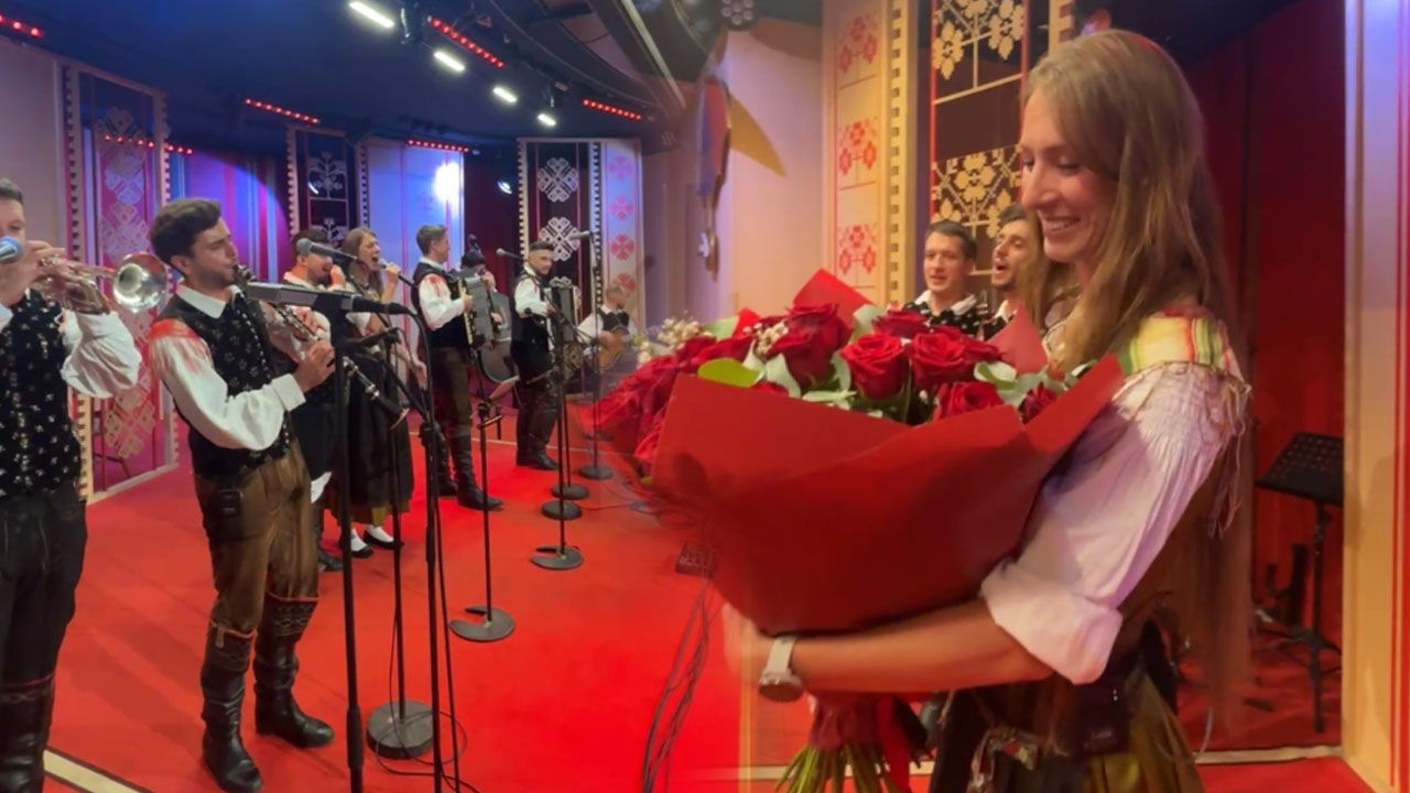 Lucija Selak iz Ansambla Saša Avsenika praznuje 30. rojstni dan, pripravili so ji presenečenje