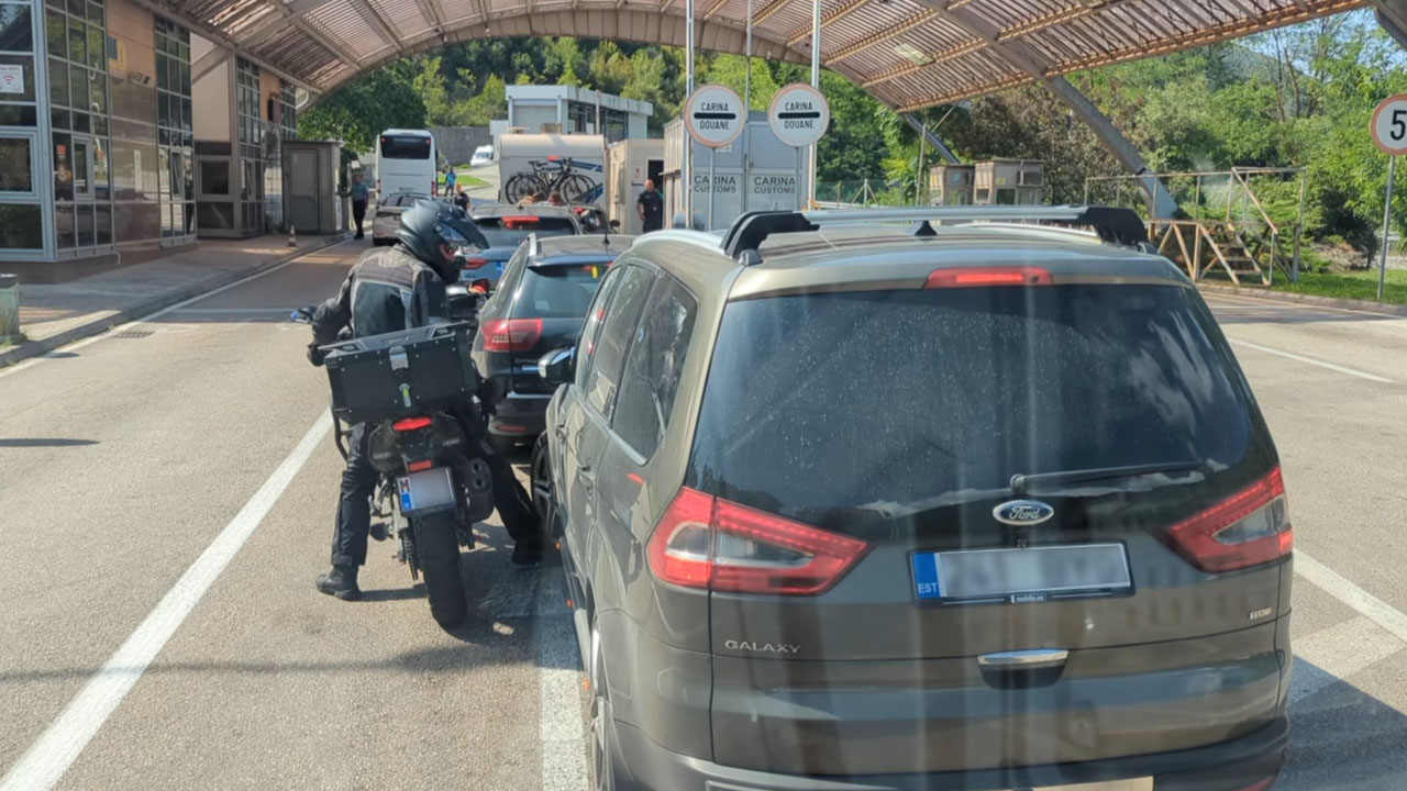 Voznik osebnega vozila je na hrvaški meji motoristu zapeljal čez nogo