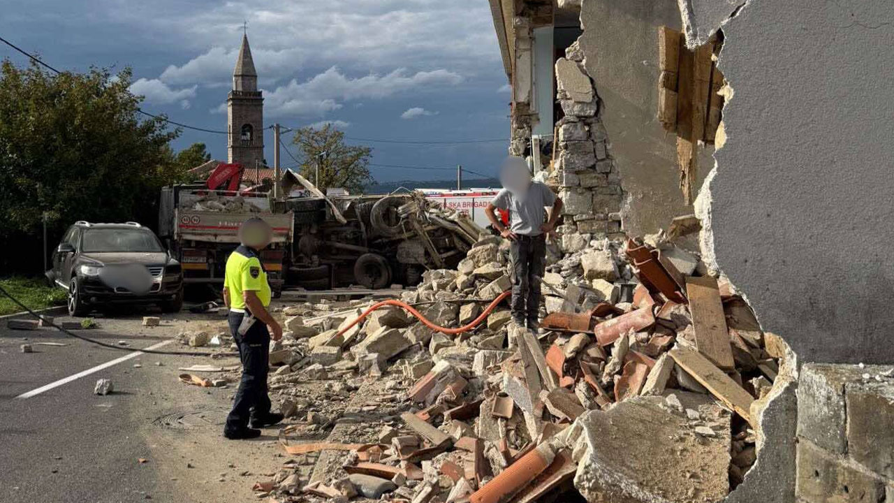 Tovornjak je v prometni nesreči v Sv. Antonu trčil v stanovanjsko hišo in jo delno porušil