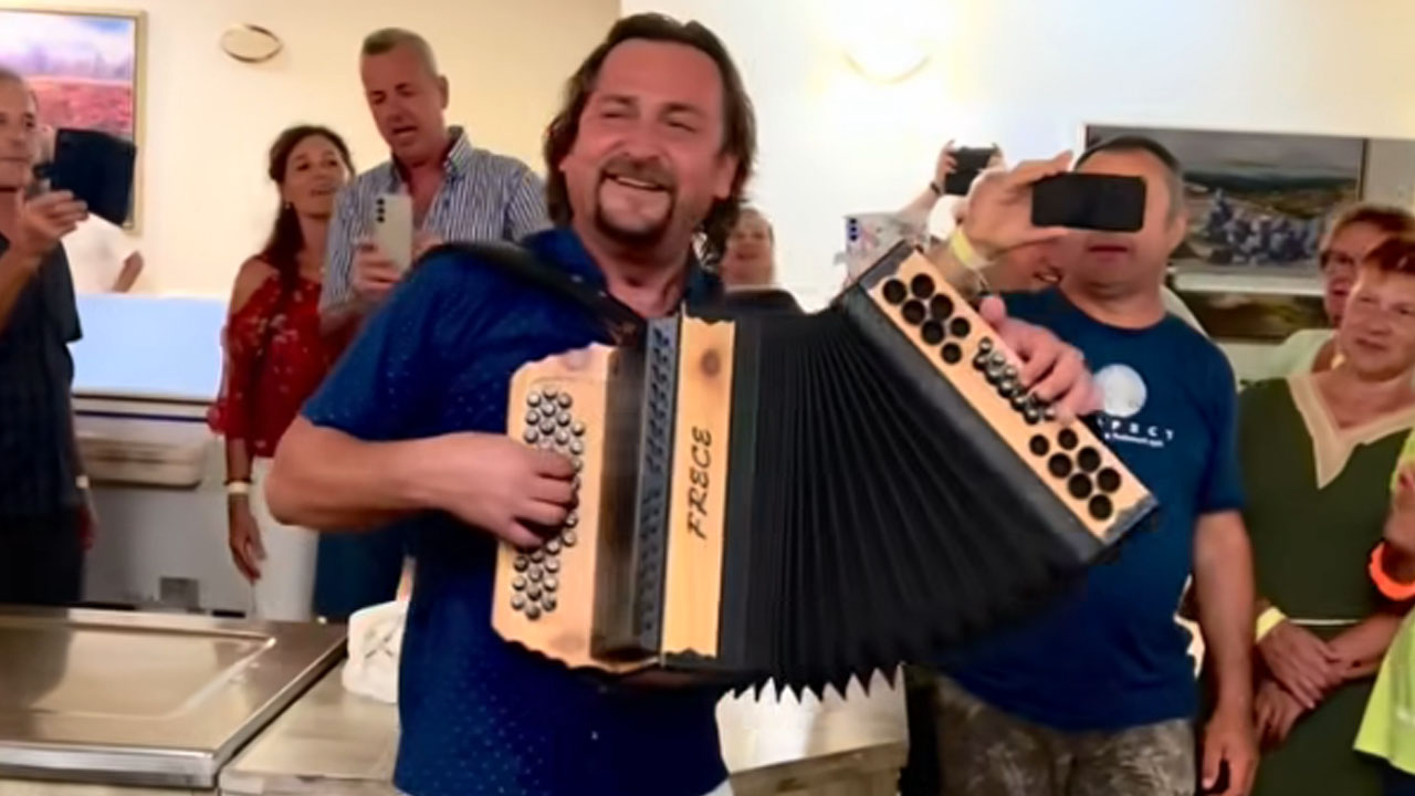 Silvo Pliberšek je ob harmoniki zapel eno najlepših slovenskih pesmi