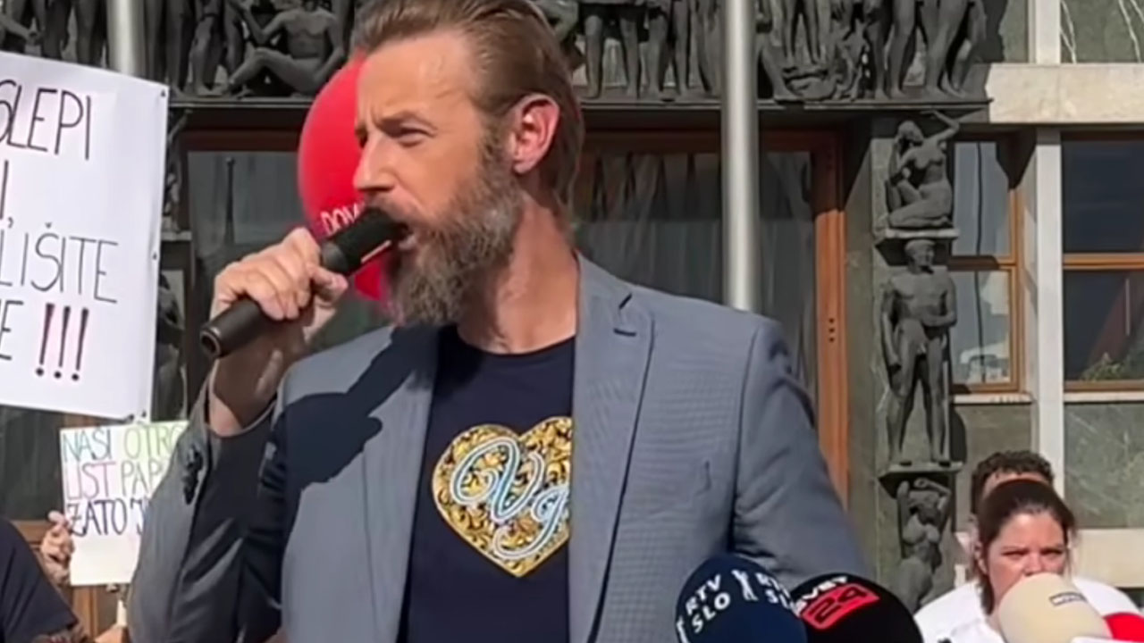 Gregor Bezenšek iz Društva Viljem Julijan objavil posnetek govora, pri katerem je bil kritičen do pretekle odločitve poslancev