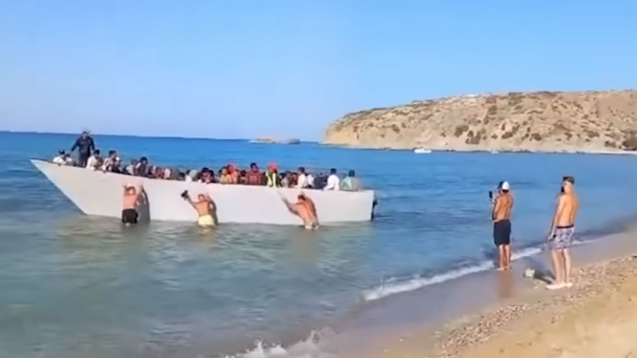 Domačini na grškem otoku Gavdos so čoln z migranti potisnili nazaj v morje