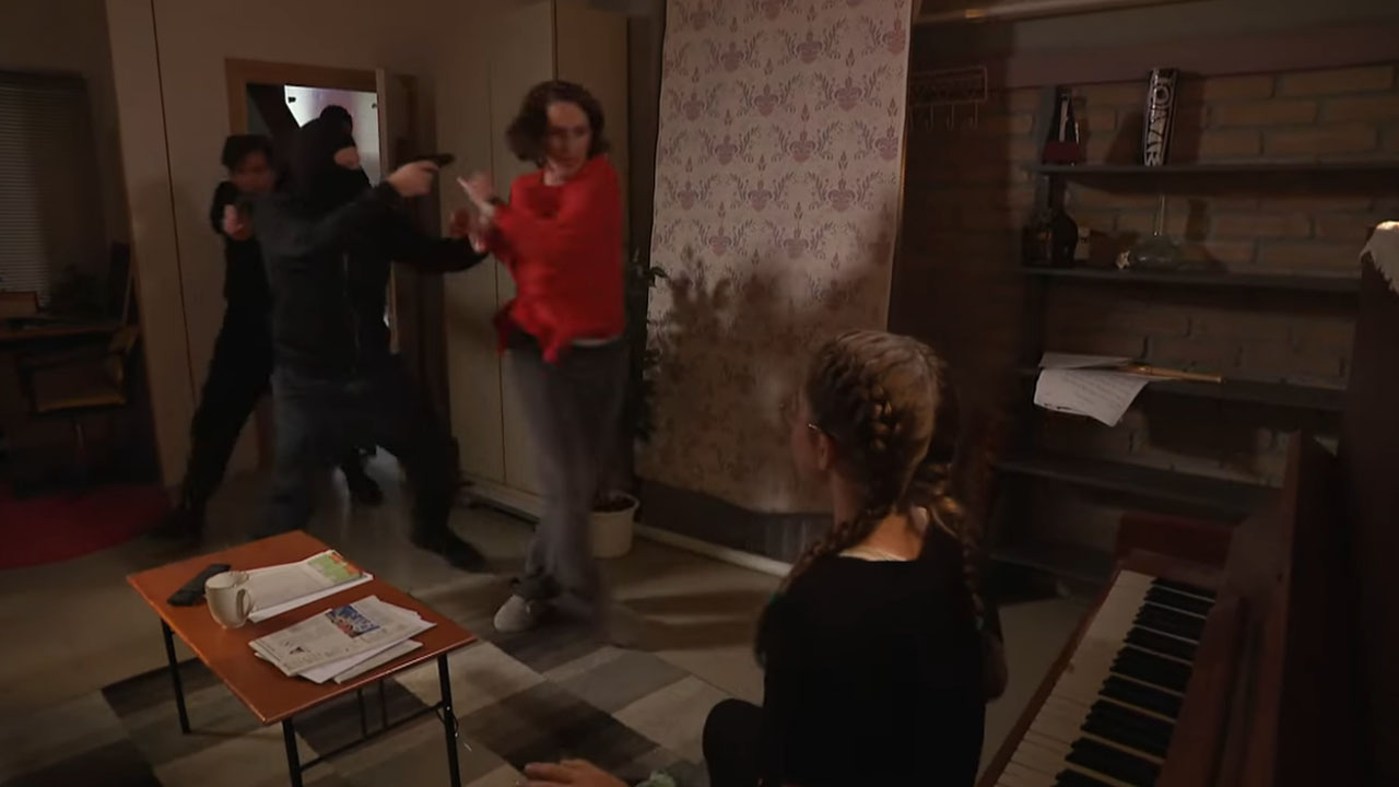 Parodija iz oddaje Kaj dogaja, pri kateri so policisti vdrli v stanovanje, ker je deklica igrala na klavir
