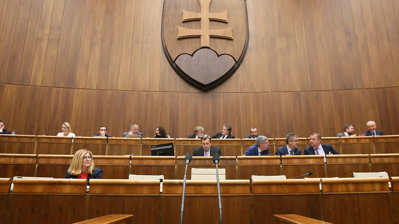 Slovaška je sprejela nov zakon, ki priznava le dva spola - moškega in ženskega