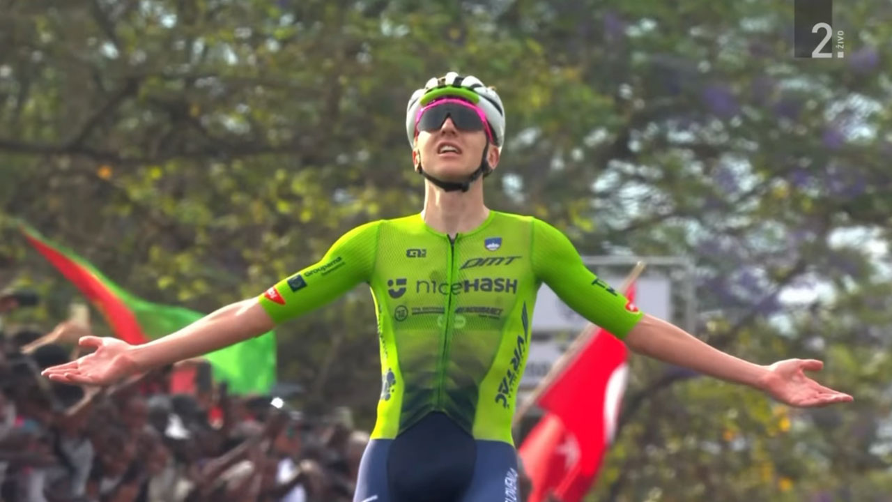 Tadej Pogačar pokoril konkurenco že 100 kilometrov pred ciljem in osvojil naslov svetovnega prvaka