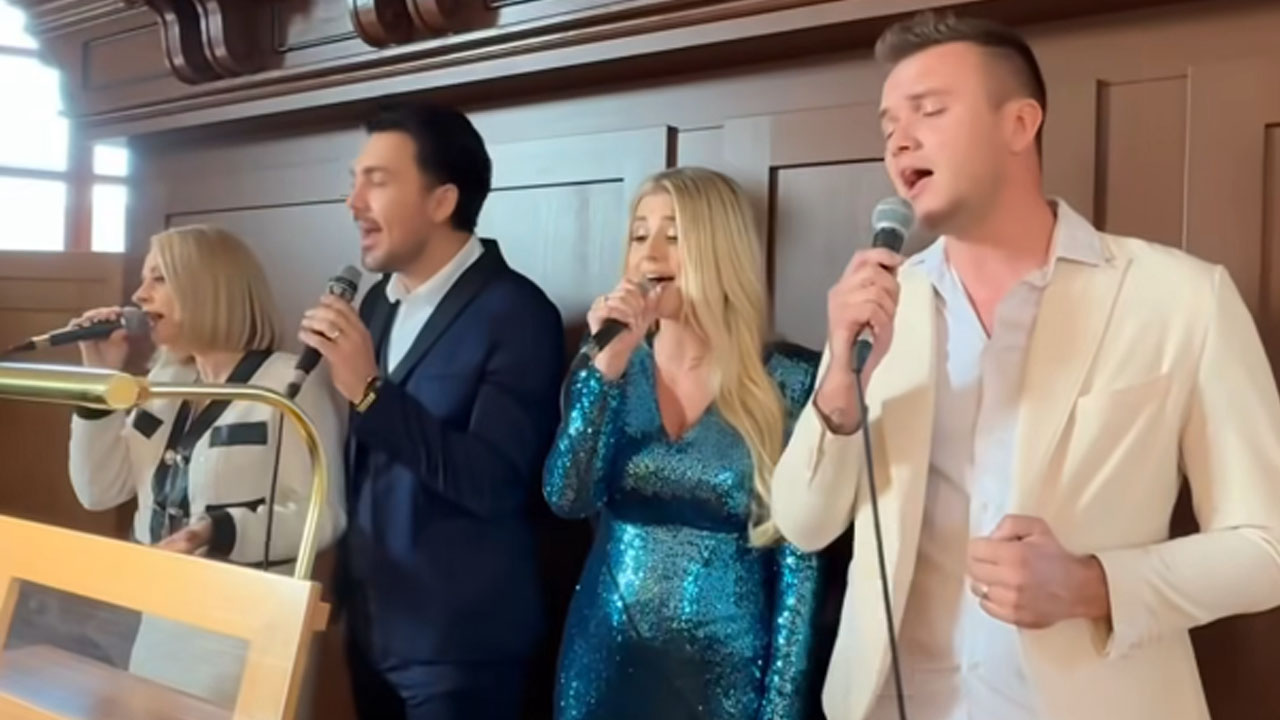 Luka Basi je z ženo Nastjo Gabor in Maraayo v cerkvi zapel za ženina in nevesto