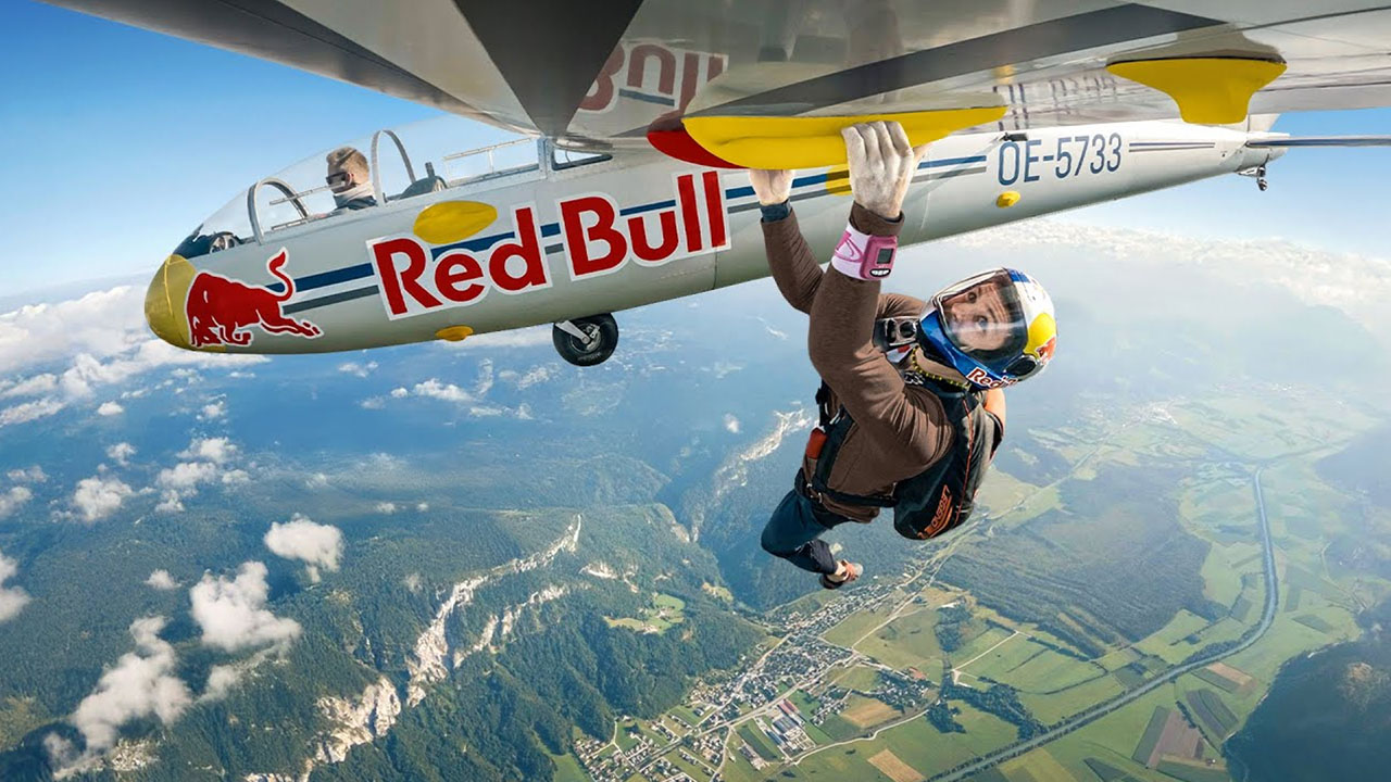 Slovenski plezalec Domen Škofic je postal prvi človek na svetu, ki je preplezal umetno smer pod krili letala med poletom