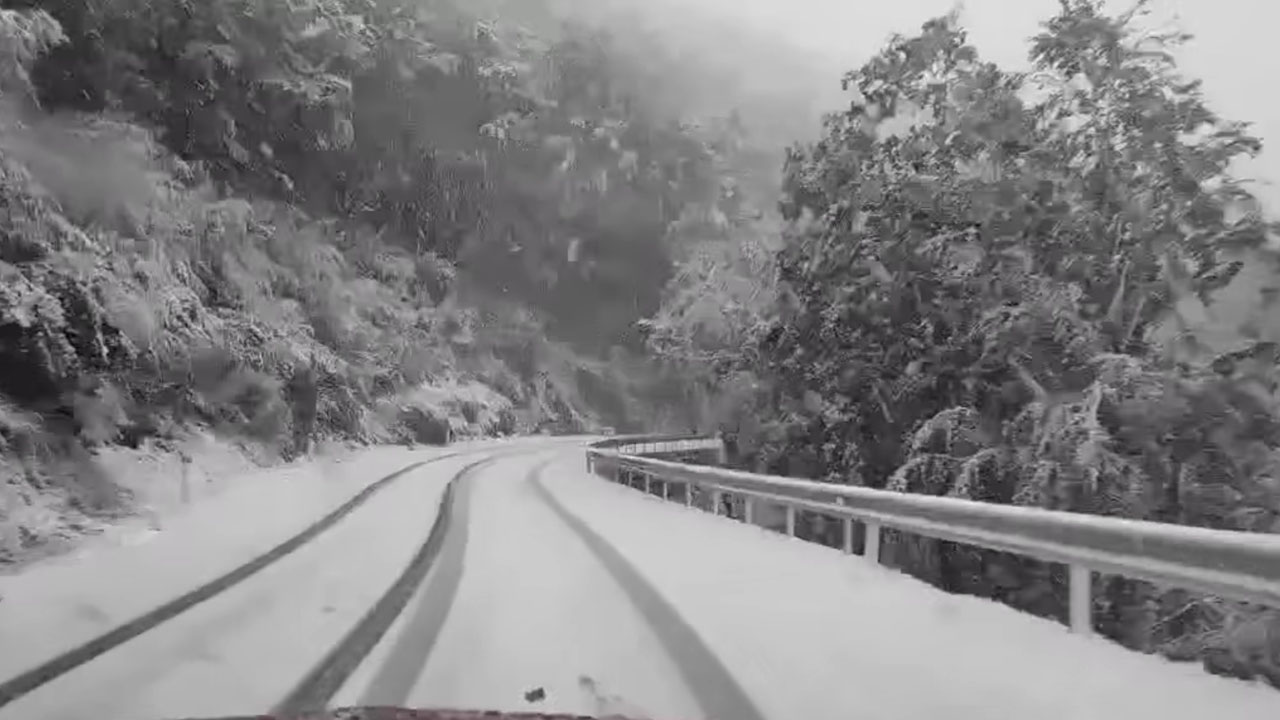 Zimske razmere na cesti Črni vrh - Ajdovščina