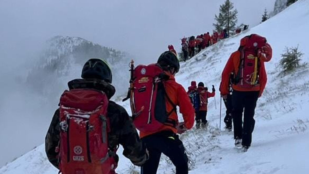 Pod vrhom gore Tosc v Julijskih Alpah se je sprožil snežni plaz in zasul tri pohodnike iz Hrvaške