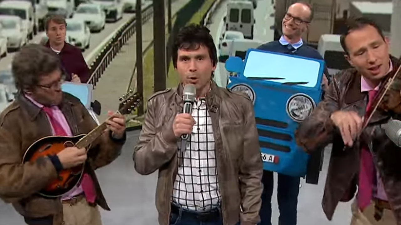 Tilen Artač v oddaji Kaj dogaja priredil uspešnico "Kavbojci in Indijanci", ki jo prepevajo Čuki