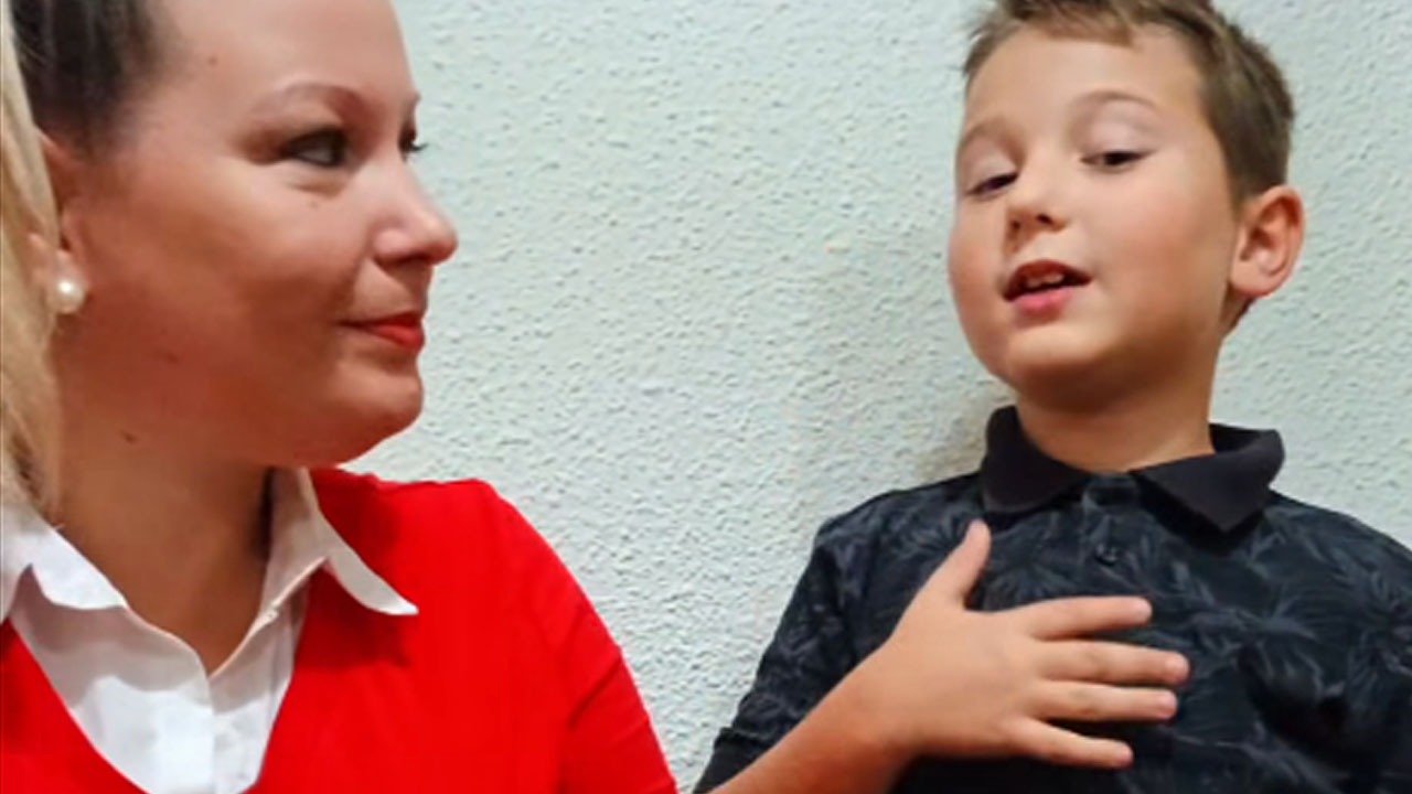 Maja Mirkac in njen 9-letni sin Jakob sta skupaj zaigrala in zapela slovensko pesem Tri planike