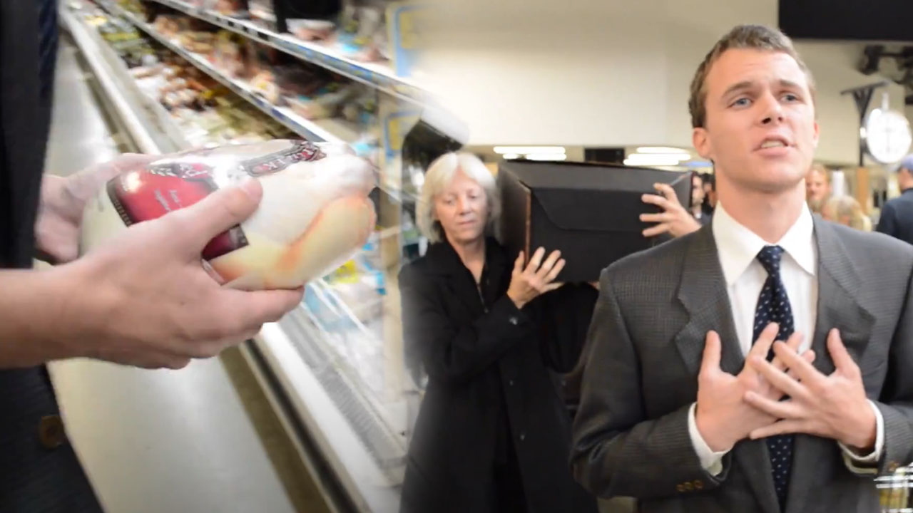 Veganski aktivisti so v trgovskem centru priredili pogreb za zamrznjenega piščanca