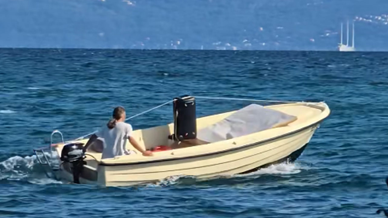 Ajk iz Izole je užival v plovbi, na čolnu iz zvočnika predvajal legendarno rock'n'roll uspešnico